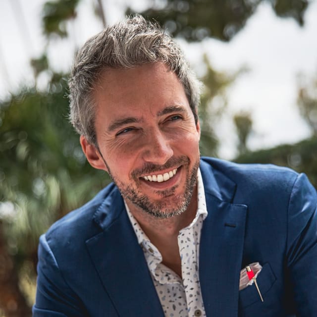 Headshot of Mark Gruszynski, MD, board-certified plastic surgeon at Arizona Dermatology Group