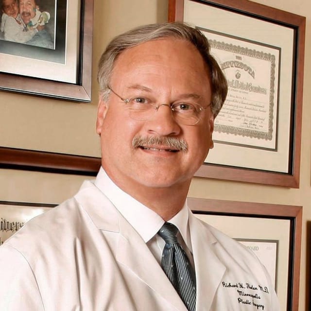 Headshot of Richard H. Tholen, MD, board-certified plastic surgeon at Minneapolis Plastic Surgery